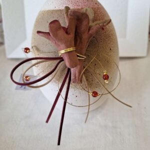 Αυγό κεραμικό εκρού/λαδί/μπορντώ 18εκ.με 2 κρινάκια